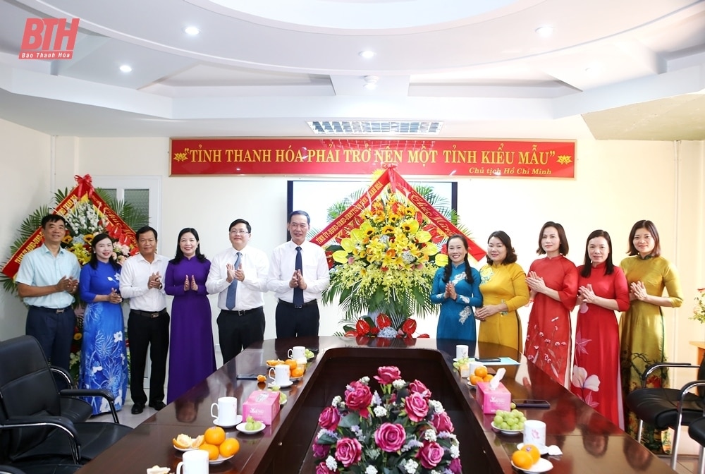 Phó Bí thư Tỉnh ủy Trịnh Tuấn Sinh chúc mừng Hội LHPN tỉnh