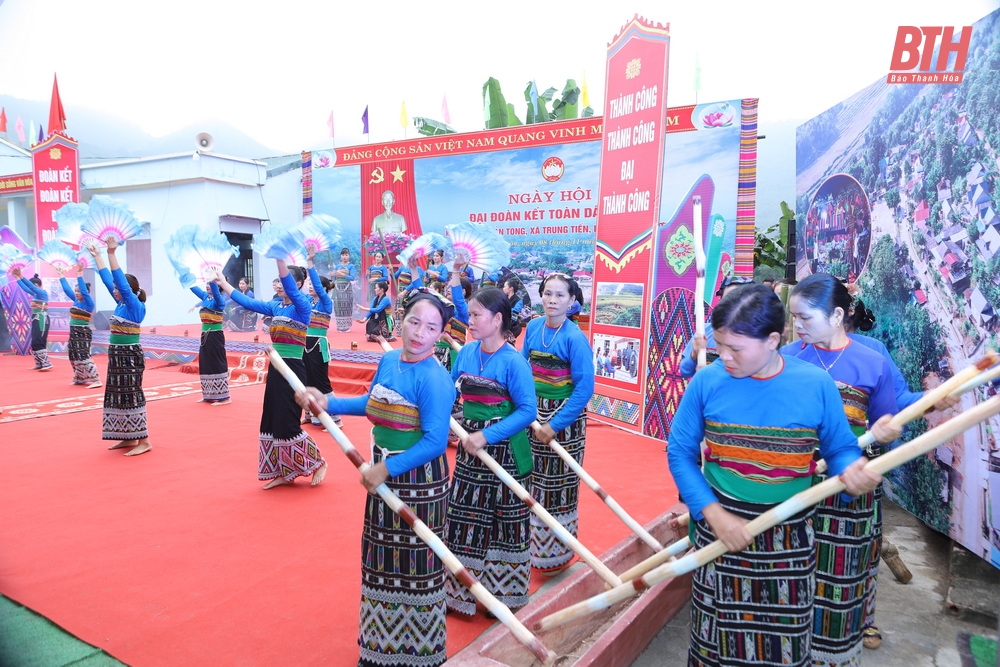 Bí thư Tỉnh ủy Đỗ Trọng Hưng chung vui ngày hội Đại Đoàn kết toàn dân tộc với Nhân dân bản Tong