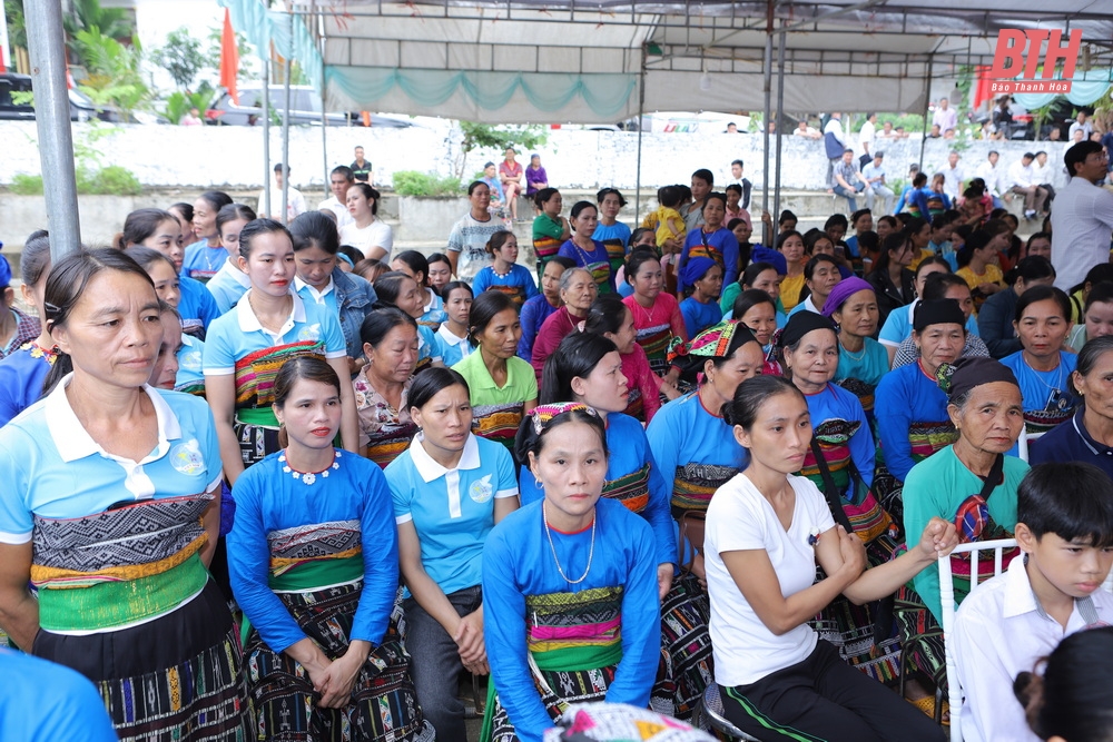 Bí thư Tỉnh ủy Đỗ Trọng Hưng chung vui ngày hội Đại Đoàn kết toàn dân tộc với Nhân dân bản Tong