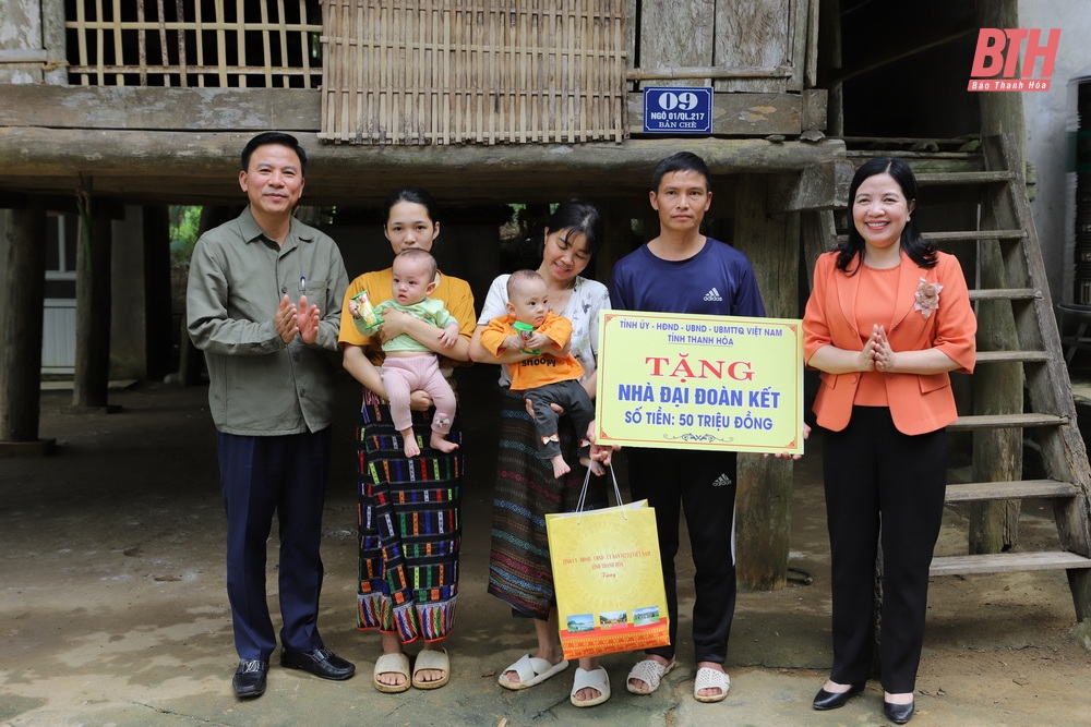 Bí thư Tỉnh ủy Đỗ Trọng Hưng chung vui ngày hội Đại Đoàn kết toàn dân tộc với Nhân dân bản Tong