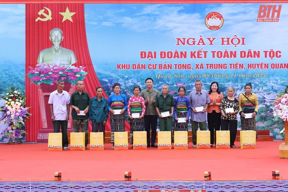 Bí thư Tỉnh ủy Đỗ Trọng Hưng chung vui ngày hội Đại Đoàn kết toàn dân tộc với Nhân dân bản Tong