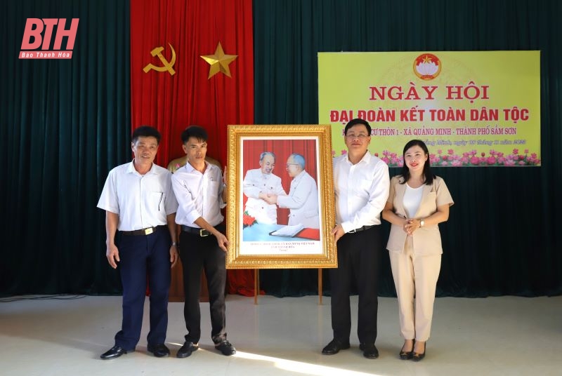 Phó Chủ tịch UBND tỉnh Mai Xuân Liêm chung vui Ngày hội Đại đoàn kết toàn dân tộc tại thôn 1, xã Quảng Minh