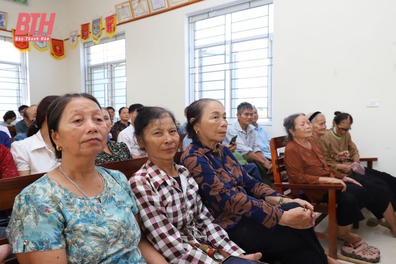 Phó Chủ tịch UBND tỉnh Mai Xuân Liêm chung vui Ngày hội Đại đoàn kết toàn dân tộc tại thôn 1, xã Quảng Minh