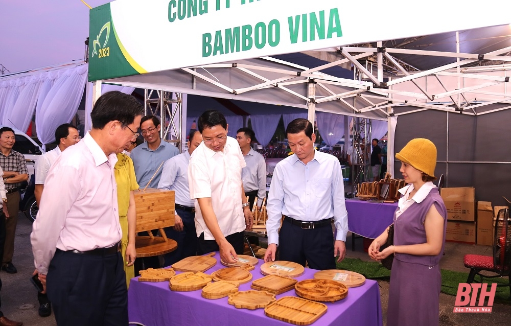 Chủ tịch UBND tỉnh Đỗ Minh Tuấn kiểm tra công tác chuẩn bị trưng bày các gian hàng kết nối cung - cầu nông sản, thực phẩm an toàn tỉnh Thanh Hóa 2023