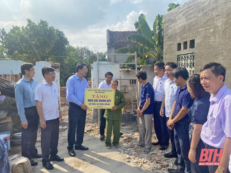 Phó Chủ tịch UBND tỉnh Lê Đức Giang dự ngày hội Đại đoàn kết toàn dân tộc tại khu dân cư Thanh Xuân, thị trấn Hậu Lộc