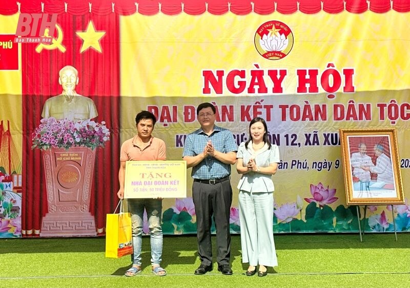 Phó Chủ tịch UBND tỉnh Mai Xuân Liêm chung vui Ngày hội Đại đoàn kết toàn dân tộc tại Thọ Xuân