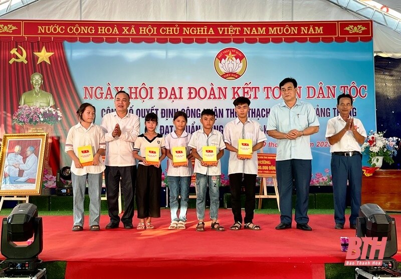 Trưởng Ban Dân vận Tỉnh ủy, Chủ tịch Ủy ban MTTQ tỉnh Phạm Thị Thanh Thủy dự Ngày hội Đại đoàn kết toàn dân tộc với Nhân dân thôn Thạch Tiến