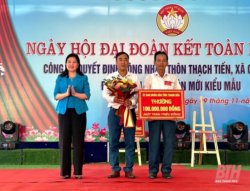 Trưởng Ban Dân vận Tỉnh ủy, Chủ tịch Ủy ban MTTQ tỉnh Phạm Thị Thanh Thủy dự Ngày hội Đại đoàn kết toàn dân tộc với Nhân dân thôn Thạch Tiến