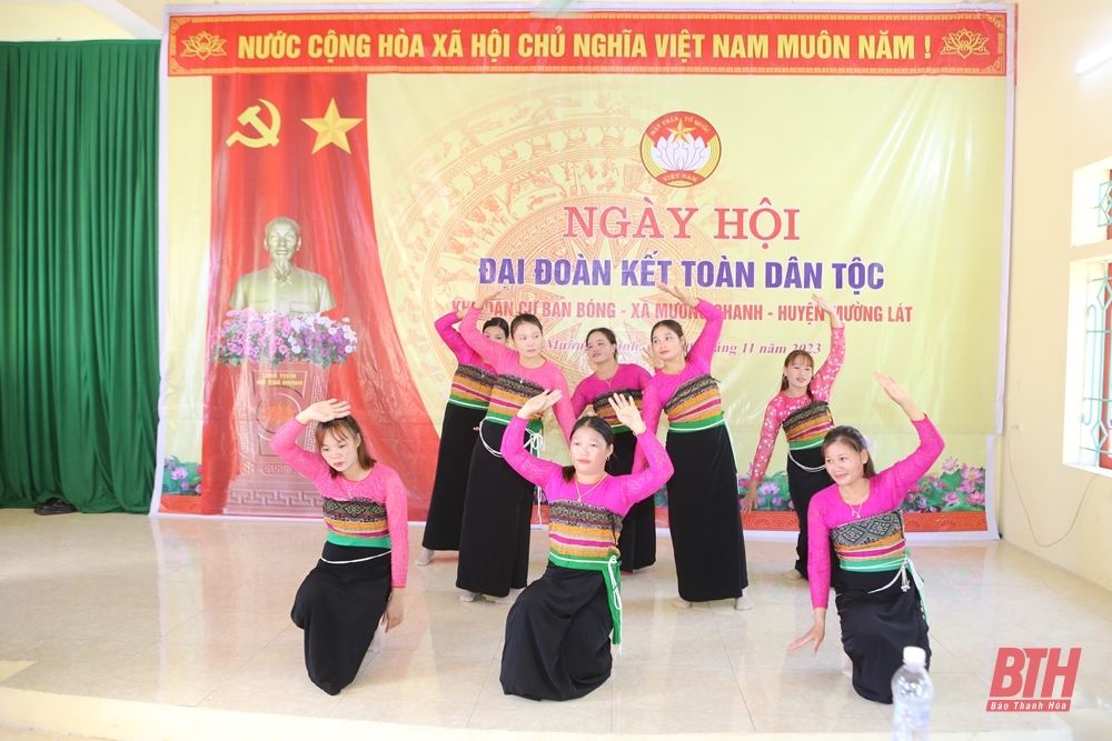 Phó Bí thư Tỉnh ủy Trịnh Tuấn Sinh chung vui ngày hội Đại đoàn kết toàn dân tộc với Nhân dân bản Bóng