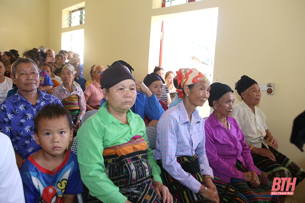 Phó Bí thư Tỉnh ủy Trịnh Tuấn Sinh chung vui ngày hội Đại đoàn kết toàn dân tộc với Nhân dân bản Bóng