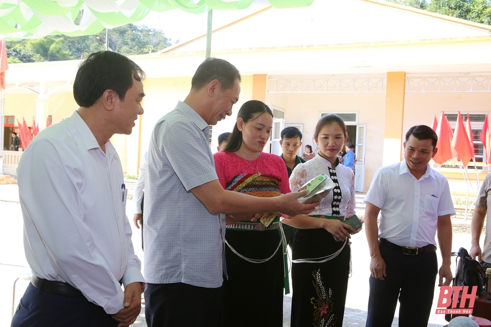 Phó Bí thư Tỉnh ủy Trịnh Tuấn Sinh chung vui ngày hội Đại đoàn kết toàn dân tộc với Nhân dân bản Bóng