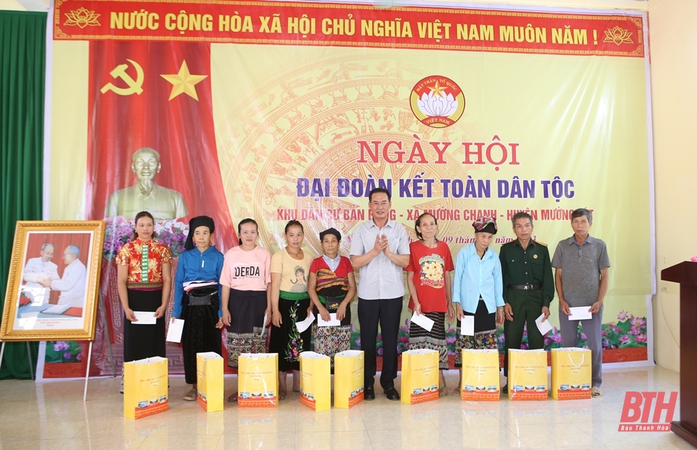 Phó Bí thư Tỉnh ủy Trịnh Tuấn Sinh chung vui ngày hội Đại đoàn kết toàn dân tộc với Nhân dân bản Bóng