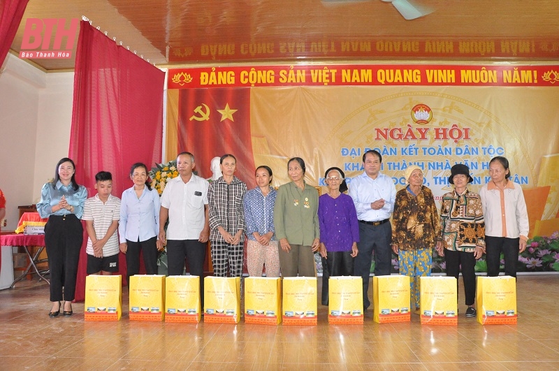 Trưởng Ban Tổ chức Tỉnh ủy Nguyễn Văn Hùng dự Ngày hội Đại đoàn kết toàn dân tộc tại khu phố Ngọc Bồ