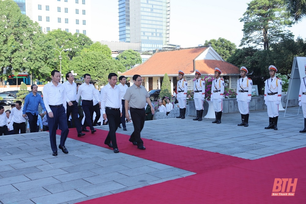 Thủ tướng Chính phủ Phạm Minh Chính dâng hoa, dâng hương Chủ tịch Hồ Chí Minh; thăm và làm việc tại Khu kinh tế Nghi Sơn