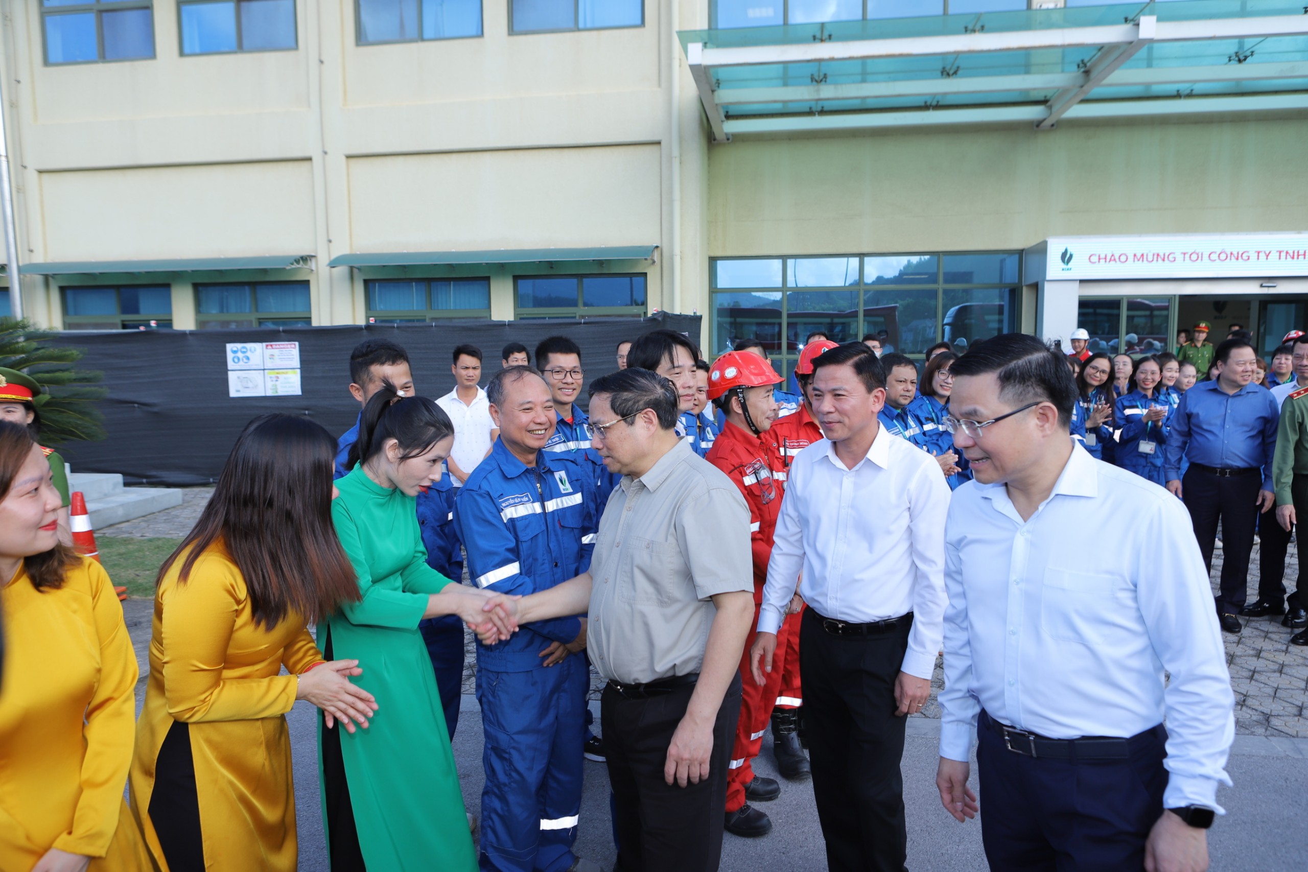 Thủ tướng Chính phủ Phạm Minh Chính dâng hoa, dâng hương Chủ tịch Hồ Chí Minh; thăm và làm việc tại Khu kinh tế Nghi Sơn