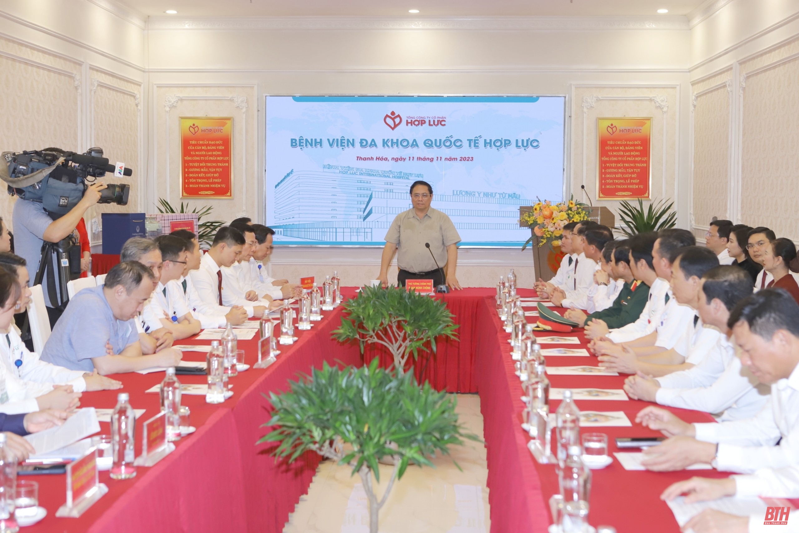 Thủ tướng Chính phủ Phạm Minh Chính dâng hoa, dâng hương Chủ tịch Hồ Chí Minh; thăm và làm việc tại Khu kinh tế Nghi Sơn