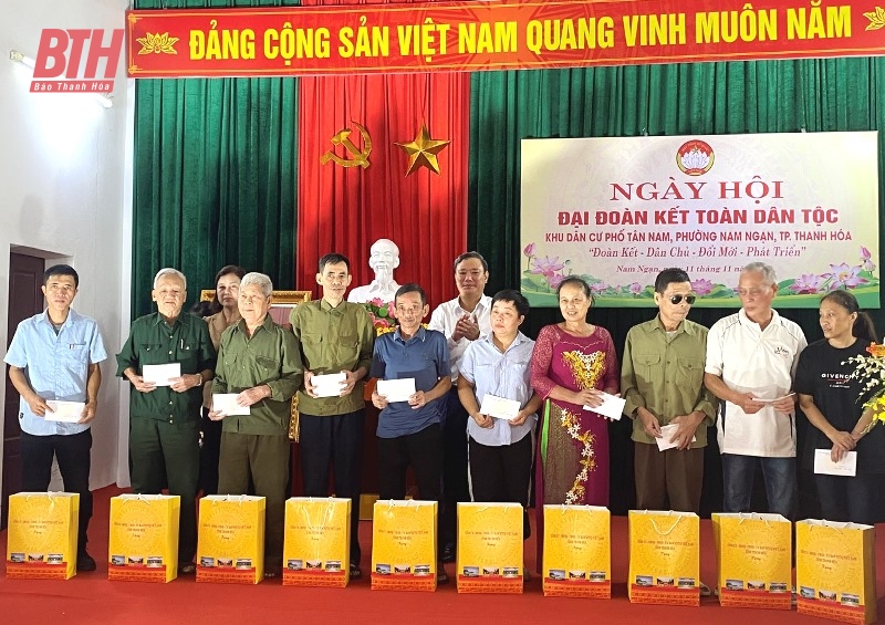 Đồng chí Lê Anh Xuân, Bí thư Thành ủy, Chủ tịch HĐND TP Thanh Hóa chung vui ngày hội Đại đoàn kết tại khu phố Tân Nam