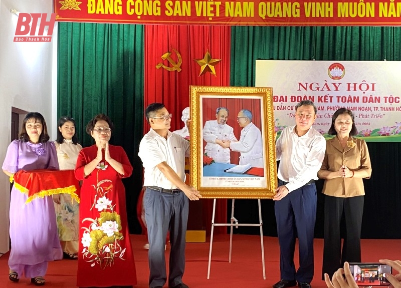 Đồng chí Lê Anh Xuân, Bí thư Thành ủy, Chủ tịch HĐND TP Thanh Hóa chung vui ngày hội Đại đoàn kết tại khu phố Tân Nam