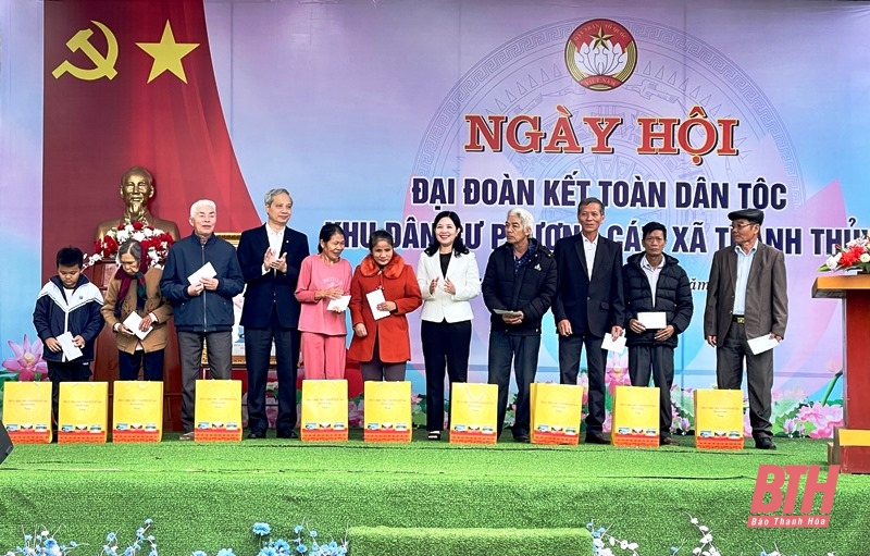 Trưởng Ban Dân vận Tỉnh ủy, Chủ tịch Ủy ban MTTQ tỉnh Phạm Thị Thanh Thủy dự Ngày hội Đại đoàn kết toàn dân tộc tại thôn Phượng Cát