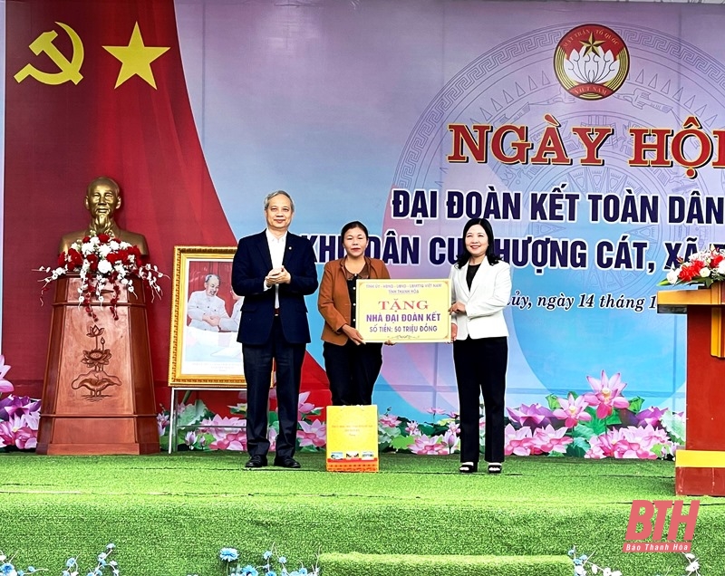 Trưởng Ban Dân vận Tỉnh ủy, Chủ tịch Ủy ban MTTQ tỉnh Phạm Thị Thanh Thủy dự Ngày hội Đại đoàn kết toàn dân tộc tại thôn Phượng Cát