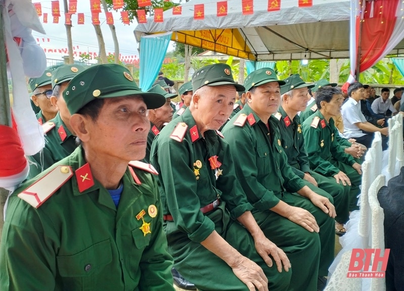 Trưởng Ban Nội chính Tỉnh ủy Nguyễn Ngọc Tiến chung vui Ngày hội Đại đoàn kết toàn dân tộc tại bản Hán