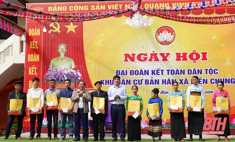 Trưởng Ban Nội chính Tỉnh ủy Nguyễn Ngọc Tiến chung vui Ngày hội Đại đoàn kết toàn dân tộc tại bản Hán