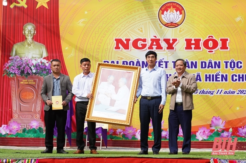 Trưởng Ban Nội chính Tỉnh ủy Nguyễn Ngọc Tiến chung vui Ngày hội Đại đoàn kết toàn dân tộc tại bản Hán