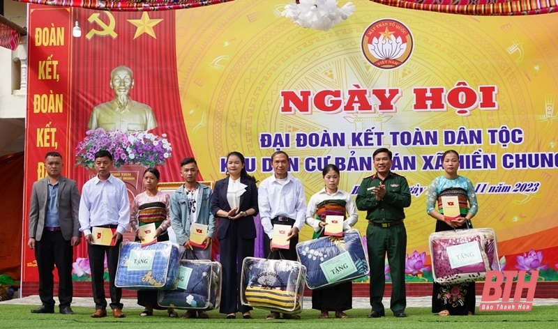 Trưởng Ban Nội chính Tỉnh ủy Nguyễn Ngọc Tiến chung vui Ngày hội Đại đoàn kết toàn dân tộc tại bản Hán