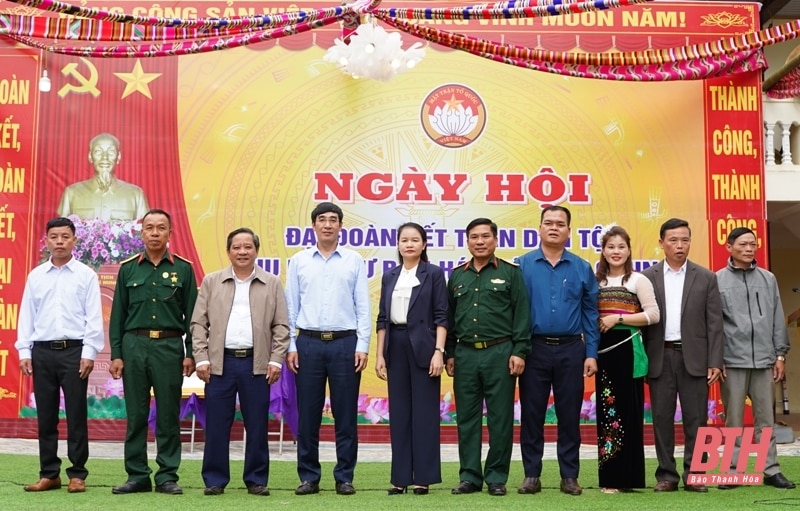 Trưởng Ban Nội chính Tỉnh ủy Nguyễn Ngọc Tiến chung vui Ngày hội Đại đoàn kết toàn dân tộc tại bản Hán