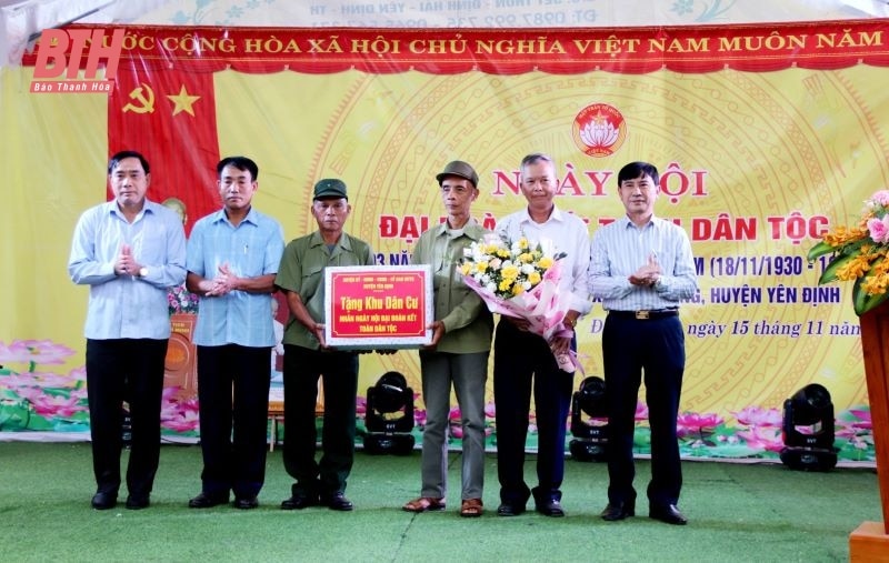 Phó Chủ tịch UBND tỉnh Đầu Thanh Tùng dự ngày hội Đại đoàn kết toàn dân tộc tại thôn Đồng Tình