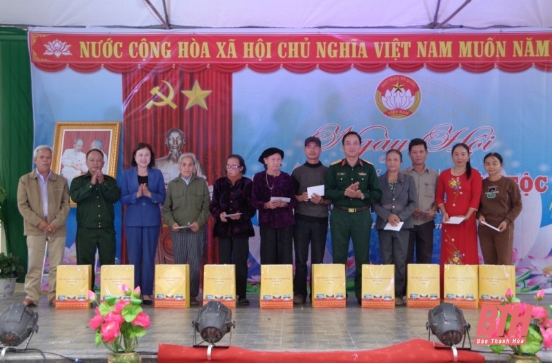 Chỉ huy trưởng Bộ CHQS tỉnh dự Ngày hội Đại đoàn kết toàn dân tộc tại xã Xuân Du