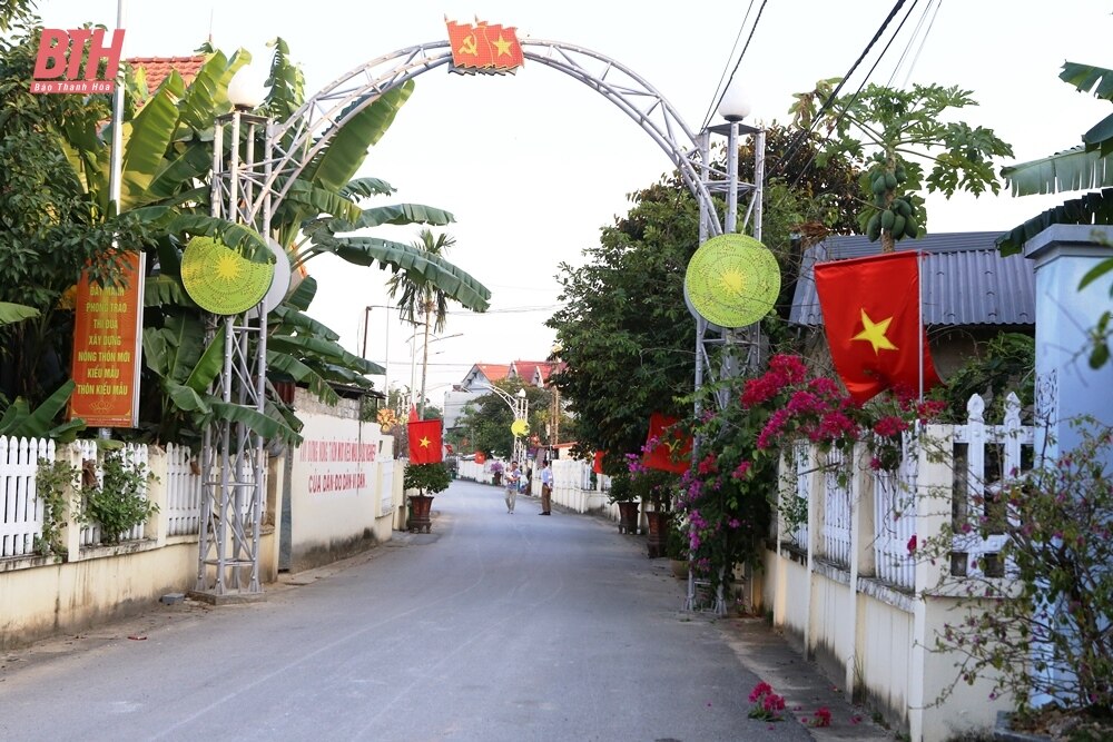 Phó Thủ tướng Chính phủ Trần Lưu Quang và các đồng chí lãnh đạo tỉnh chung vui ngày hội Đại đoàn kết toàn dân tộc tại tỉnh Thanh Hóa