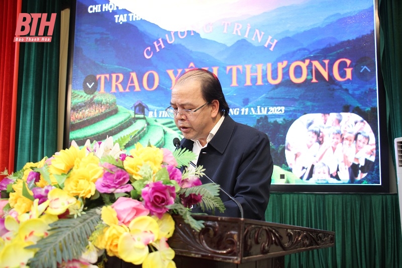 Chi hội báo chí Trung ương tại Thanh Hóa trao quà cho học sinh huyện Bá Thước