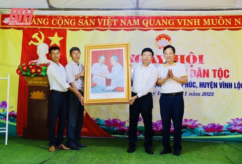 Bí thư Đảng ủy Khối Cơ quan và Doanh nghiệp tỉnh Trần Văn Hải dự Ngày hội Đại đoàn kết toàn dân tộc tại thôn Cổ Điệp, xã Vĩnh Phúc