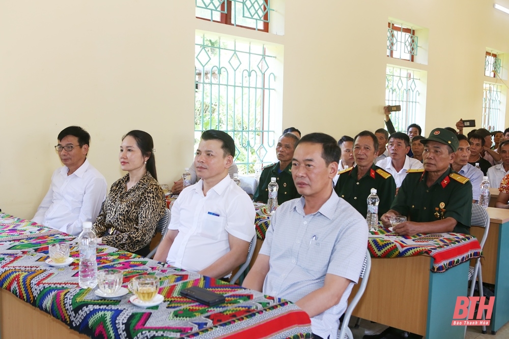 Phó Bí thư Tỉnh ủy Trịnh Tuấn Sinh chung vui ngày hội Đại đoàn kết toàn dân tộc với Nhân dân bản Bóng