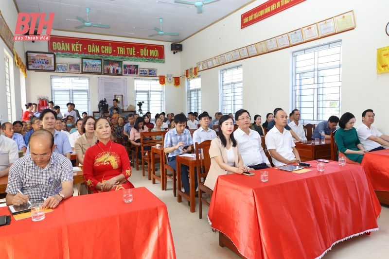 Phó Chủ tịch UBND tỉnh Mai Xuân Liêm chung vui Ngày hội Đại đoàn kết toàn dân tộc tại thôn 1, xã Quảng Minh