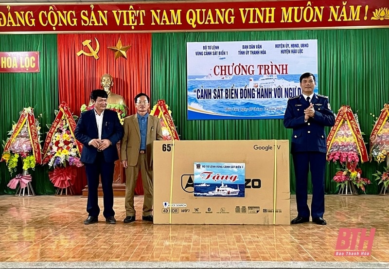 Cảnh sát biển đồng hành với ngư dân