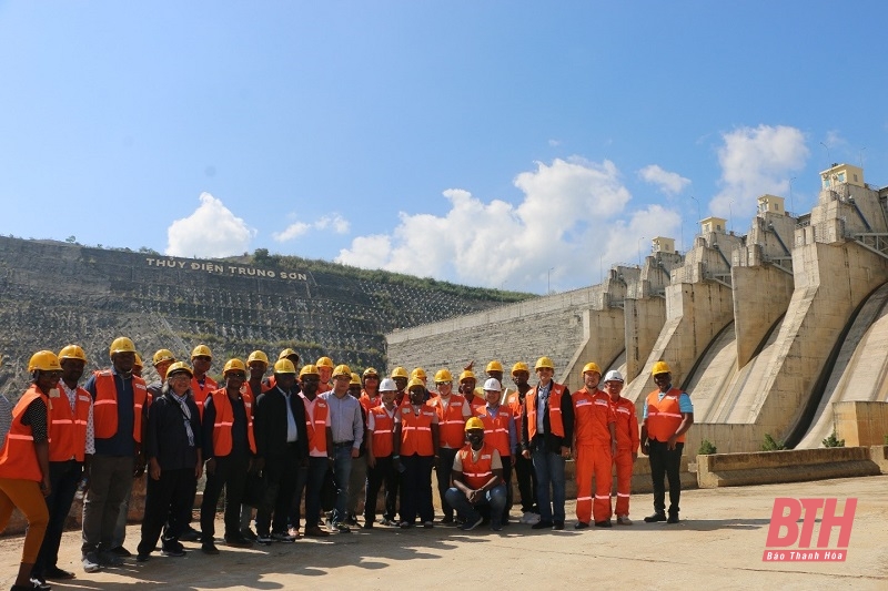 TSHPCo trao đổi kinh nghiệm về ngành năng lượng với Ngân hàng Thế giới, phái đoàn đến từ Liberia, Sierra Leone và nhóm ngành điện Tây Phi