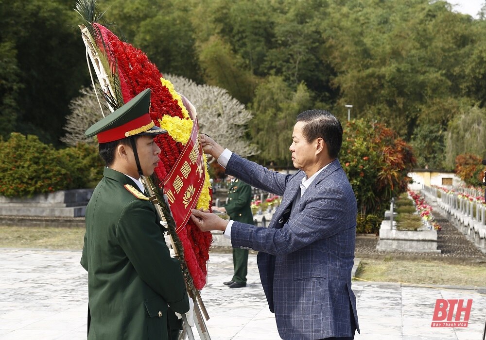 Đoàn đại biểu tỉnh Hà Giang dâng hương viếng các Anh hùng liệt sĩ tại Nghĩa trang liệt sĩ Quốc tế Đồng Tâm