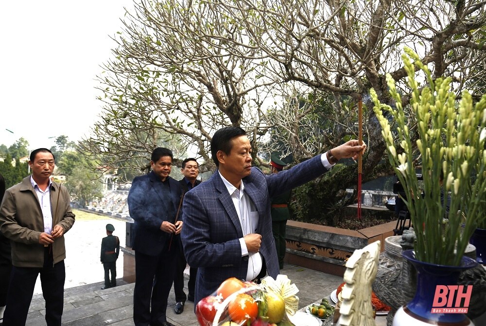 Đoàn đại biểu tỉnh Hà Giang dâng hương viếng các Anh hùng liệt sĩ tại Nghĩa trang liệt sĩ Quốc tế Đồng Tâm