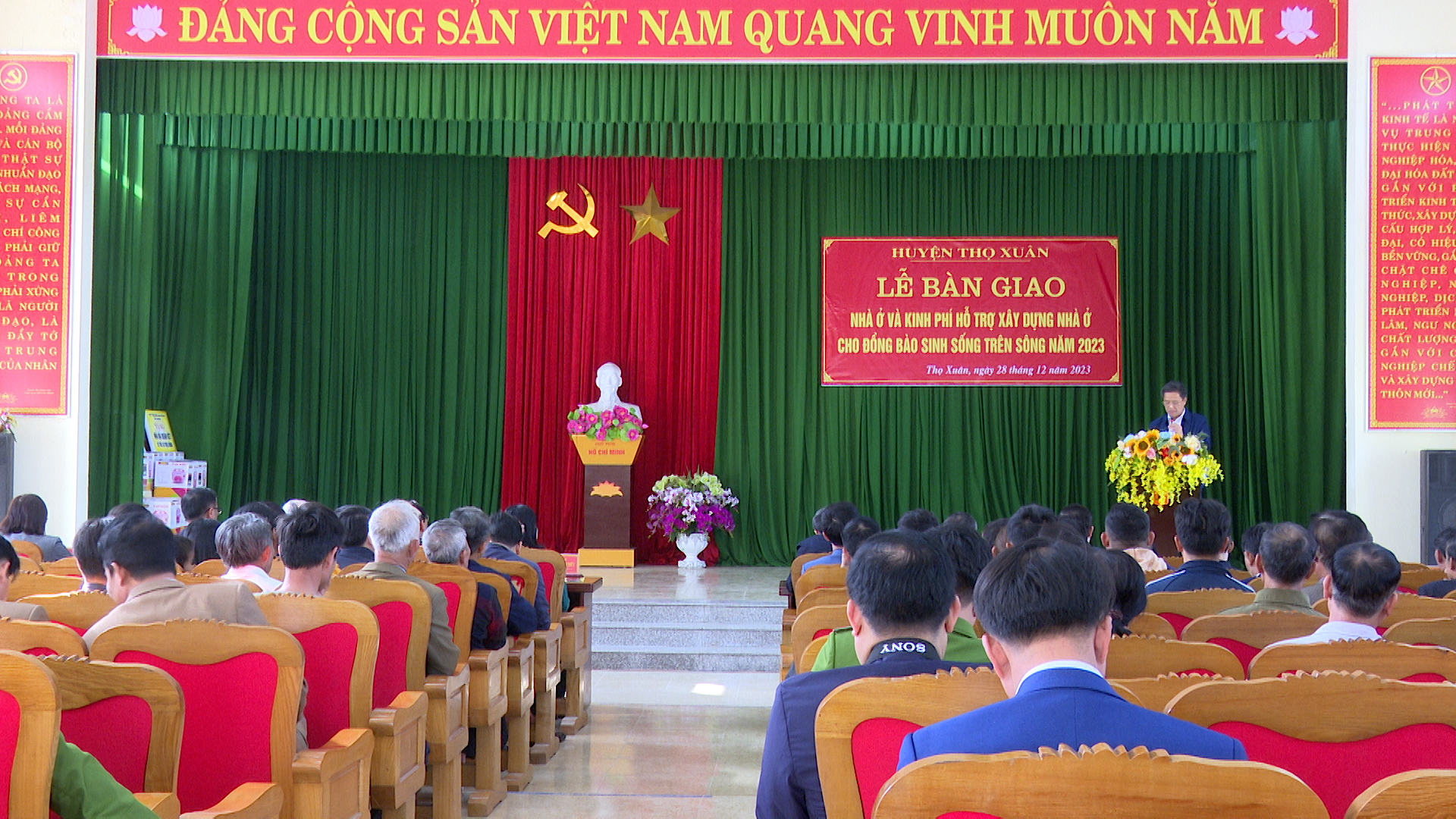 Thọ Xuân: Bàn giao nhà và kinh phí hỗ trợ cho các hộ đồng bào sinh sống trên sông