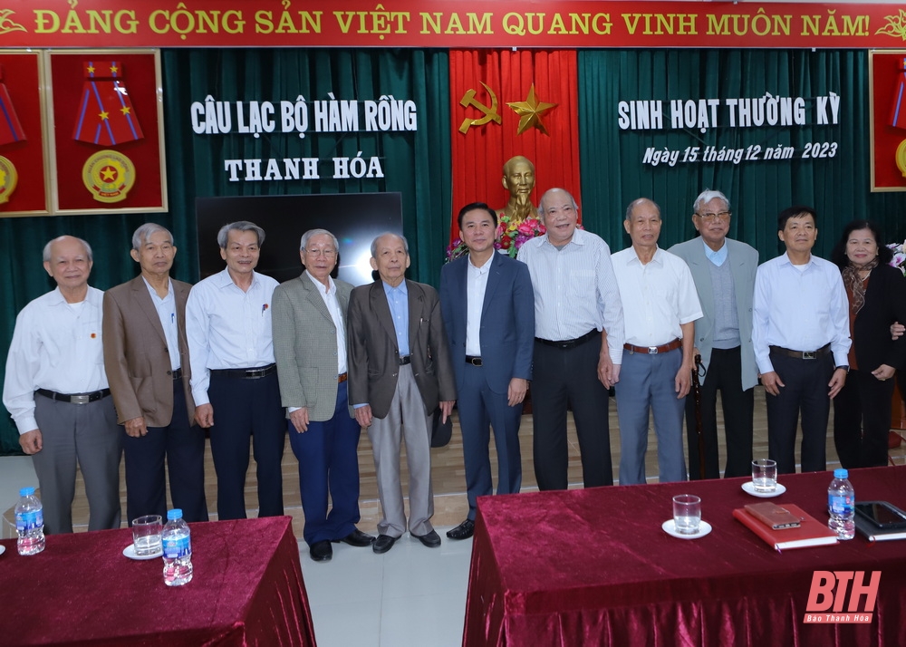 Bí thư Tỉnh ủy Đỗ Trọng Hưng dự sinh hoạt và nói chuyện với hội viên Câu lạc bộ Hàm Rồng