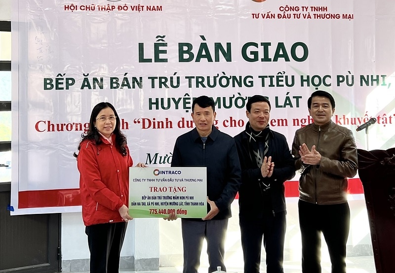 Hội Chữ thập đỏ tỉnh tổ chức các hoạt động nhân đạo từ thiện tại huyện Mường Lát