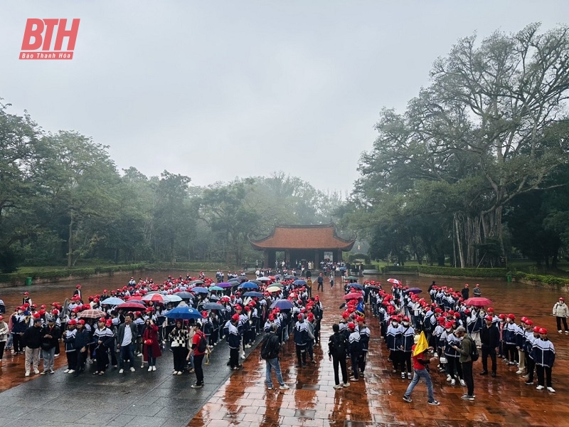 Ngày đầu kỳ nghỉ lễ, thời tiết không thuận nhưng các khu điểm du lịch trong tỉnh vẫn đảm bảo lượng khách