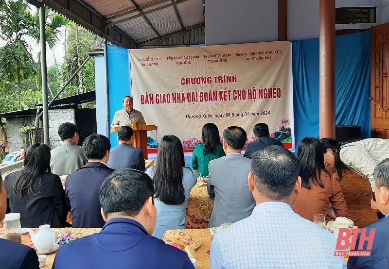 Bàn giao nhà Đại đoàn kết cho 10 gia đình chính sách có hoàn cảnh khó khăn tại huyện Thường Xuân