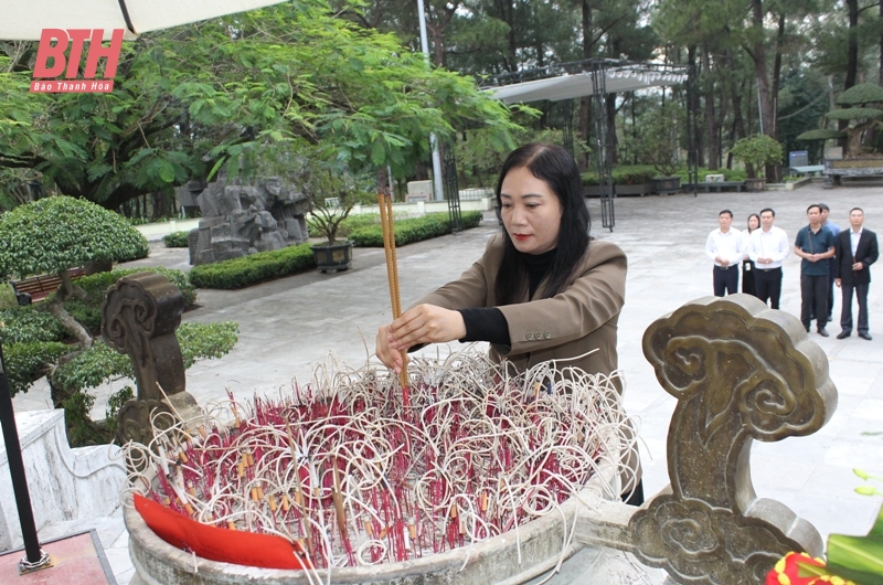 Đoàn đại biểu tỉnh Thanh Hóa viếng mộ đại tướng Võ Nguyên Giáp, Hang Tám Cô và các nghĩa trang liệt sĩ tại tỉnh Quảng Bình, Quảng Trị