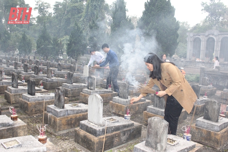 Đoàn đại biểu tỉnh Thanh Hóa viếng mộ đại tướng Võ Nguyên Giáp, Hang Tám Cô và các nghĩa trang liệt sĩ tại tỉnh Quảng Bình, Quảng Trị