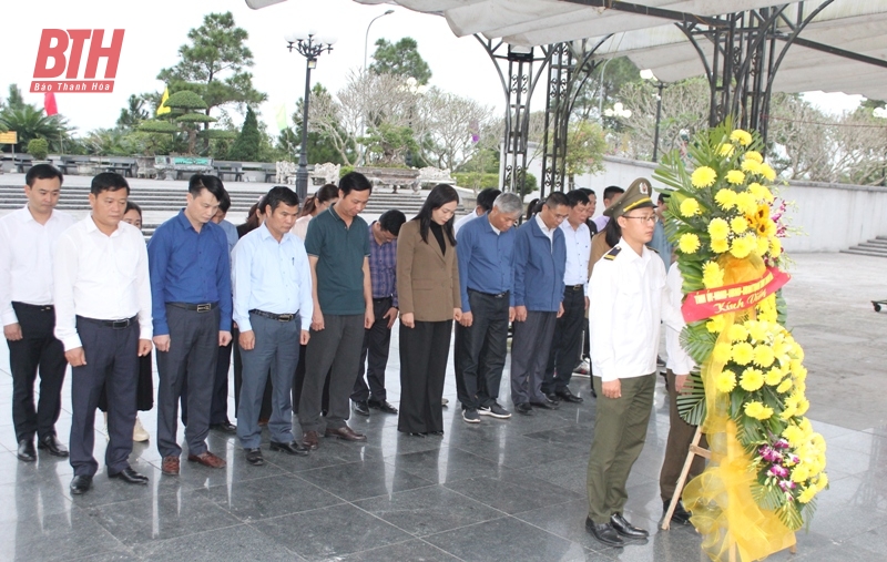 Đoàn đại biểu tỉnh Thanh Hóa viếng mộ đại tướng Võ Nguyên Giáp, Hang Tám Cô và các nghĩa trang liệt sĩ tại tỉnh Quảng Bình, Quảng Trị