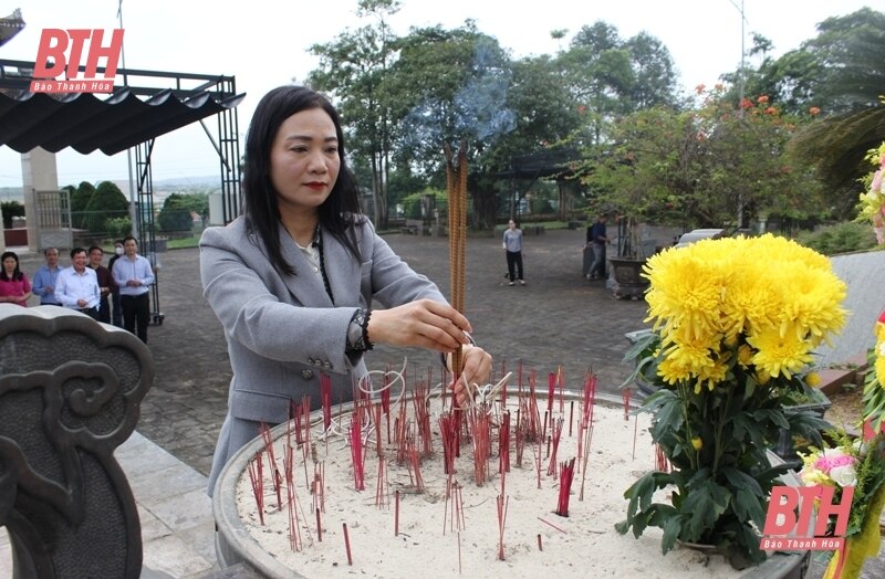 Đoàn đại biểu tỉnh Thanh Hóa viếng anh hùng liệt sĩ tại Thành cổ Quảng Trị, Đài tưởng niệm Trung đội Mai Quốc Ca và Nghĩa trang liệt sĩ Vĩnh Linh 