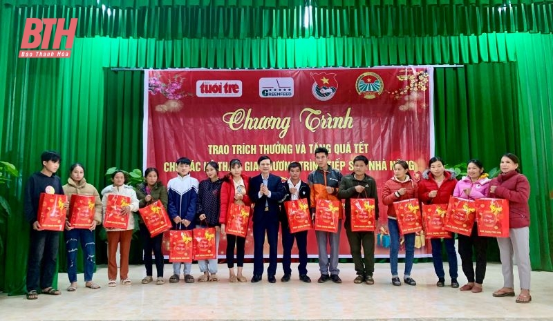 Trao trích thưởng và tặng quà Tết cho các hộ tham gia Chương trình “Tiếp sức nhà nông”